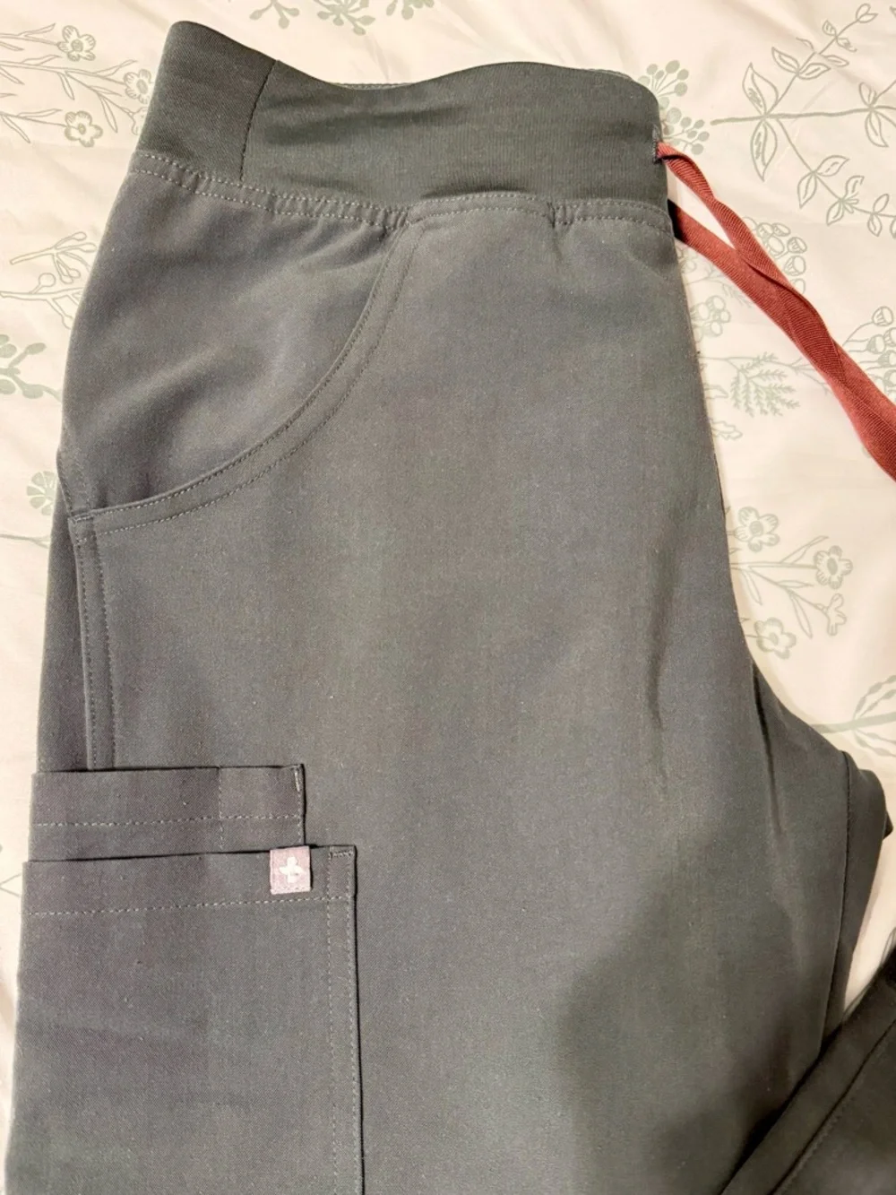 Figs Women’s Kade Cargo Scrub Pant in Moss Green XS-TALL - Picture 3 of 6